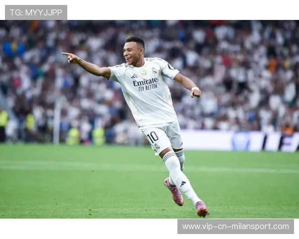 西甲皇马中路穿插造成混乱，前锋把握住机会的制胜瞬间