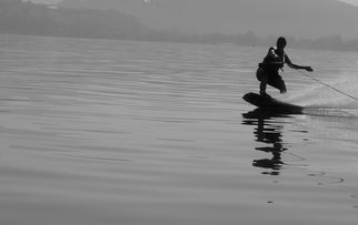 “宽板滑水：东三叉湖赛场见证新一代水上运动的崛起”