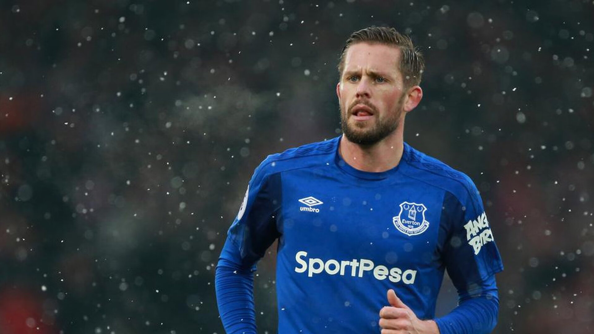 关键比赛前主教练临时调整战术意图引发外界猜测，主教练上场比赛